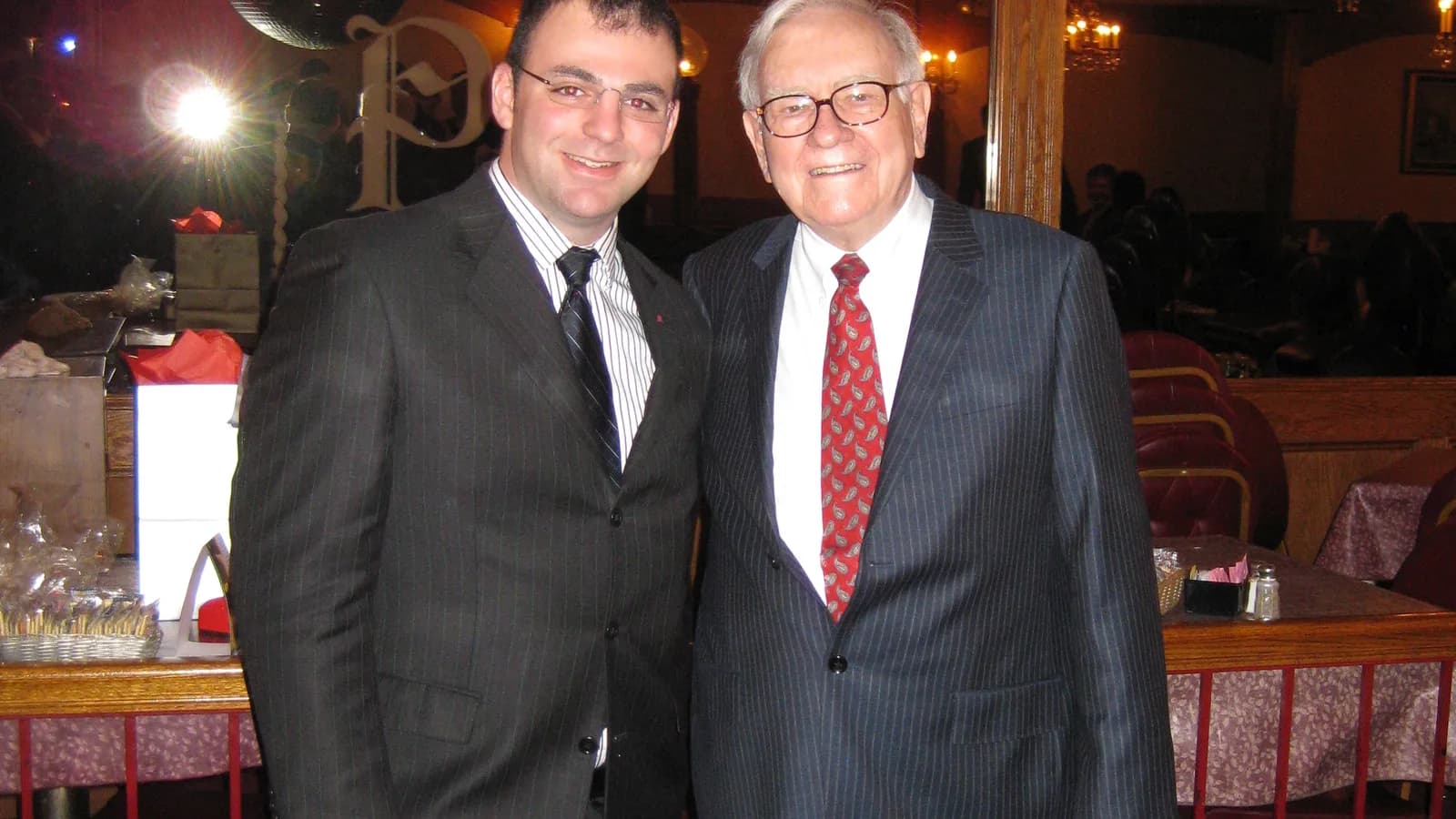 Warren Buffett sorri ao lado de um estudante, foto de arquivo