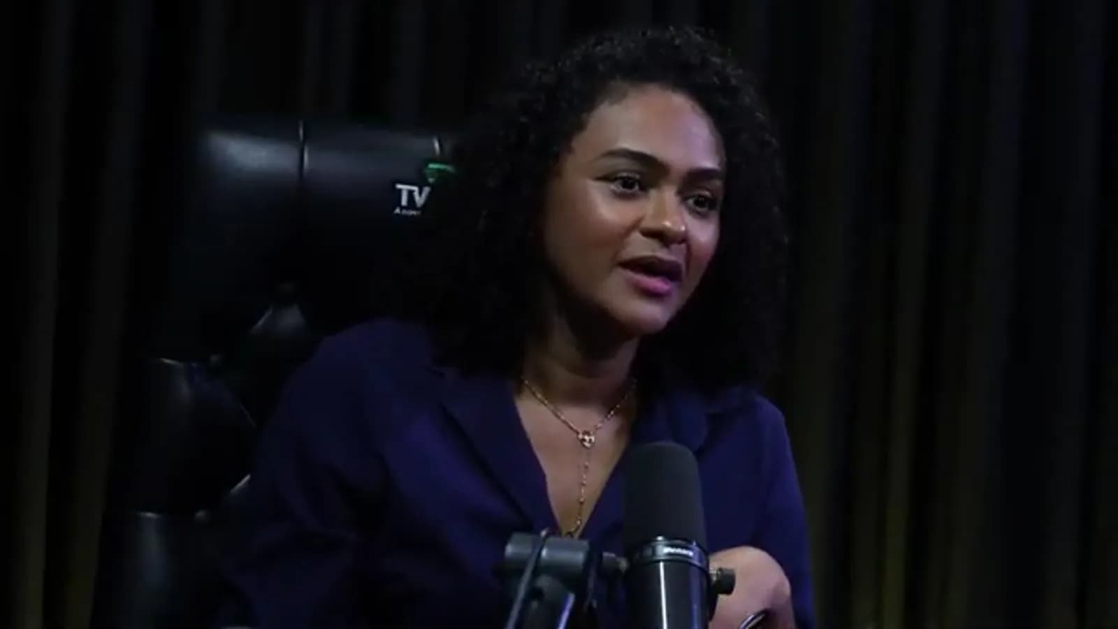 Natália Cordeiro gesticula com as mãos enquanto explica erros de gestão em entrevista
