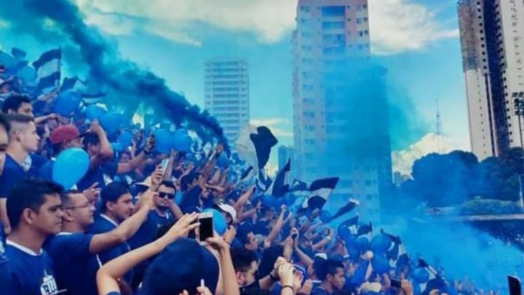 Torcida do Remo em festa nas arquibancadas, com fumaça azul, foto de arquivo