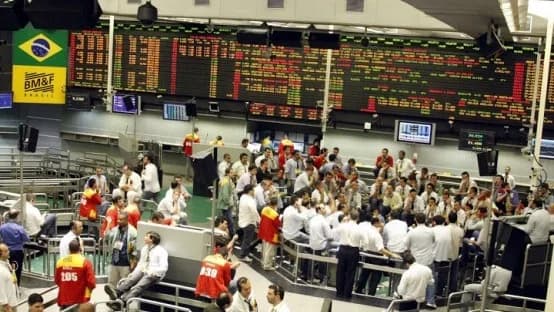 Operadores acompanham painéis de cotação em pregão da Bolsa de Valores (foto de arquivo, 2009)