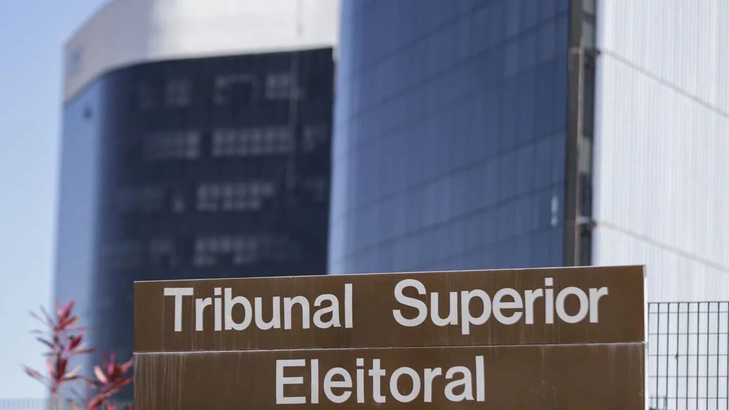 Fachada da sede do Tribunal Superior Eleitoral (TSE), em Brasília, com placa de identificação