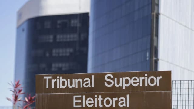 Fachada da sede do Tribunal Superior Eleitoral (TSE), em Brasília, com placa de identificação
