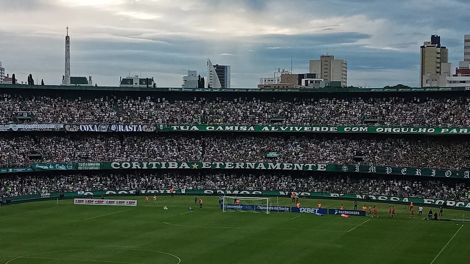 Estádio Couto Pereira lotado, com a torcida do Coritiba nas arquibancadas e jogadores em campo antes de uma partida (foto de arquivo, ilustrativa, não é do jogo contra o Athletico)