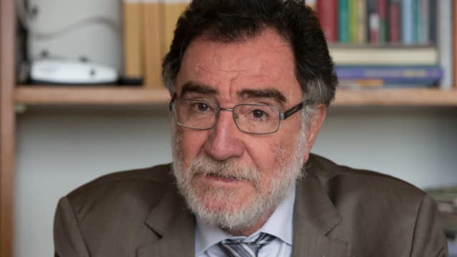 Patrus Ananias gesticula durante entrevista em seu gabinete, foto de arquivo