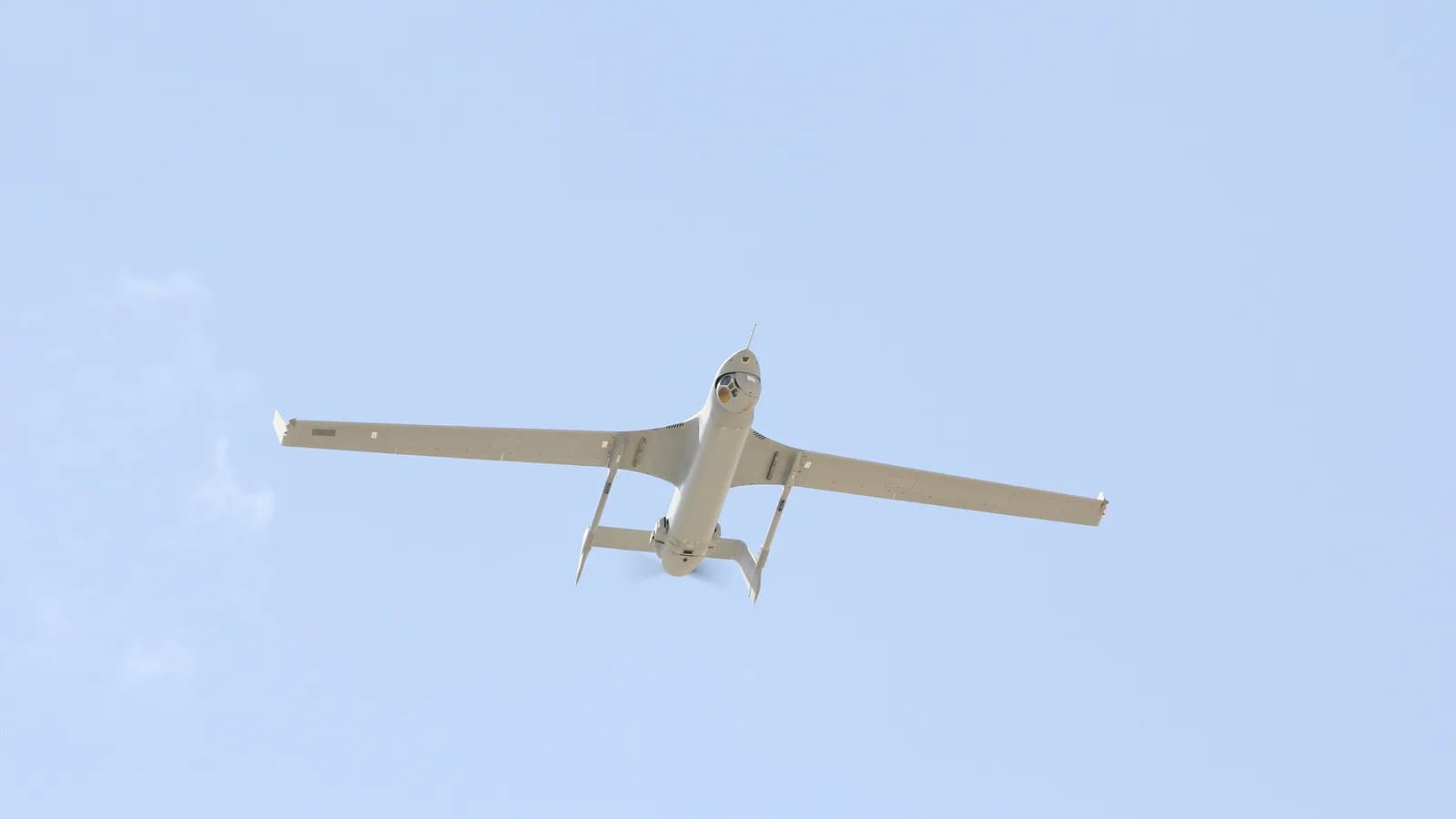 Drone Integrator da Insitu em voo contra o céu azul