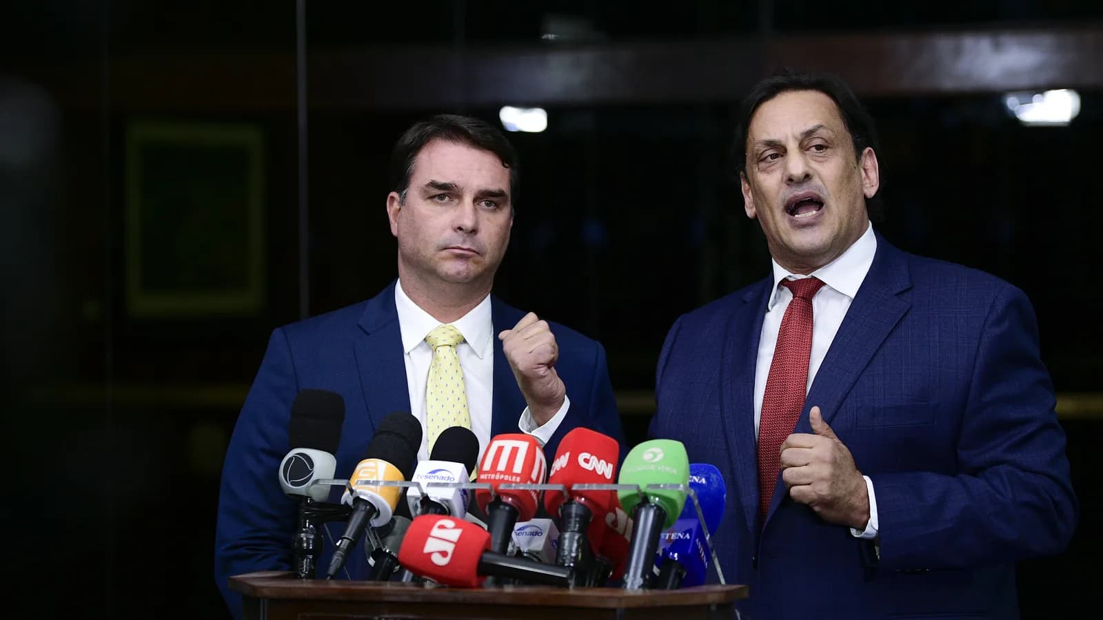 Flávio Bolsonaro fala a jornalistas ao lado do advogado Frederick Wassef, em coletiva de imprensa no Senado (foto de arquivo)