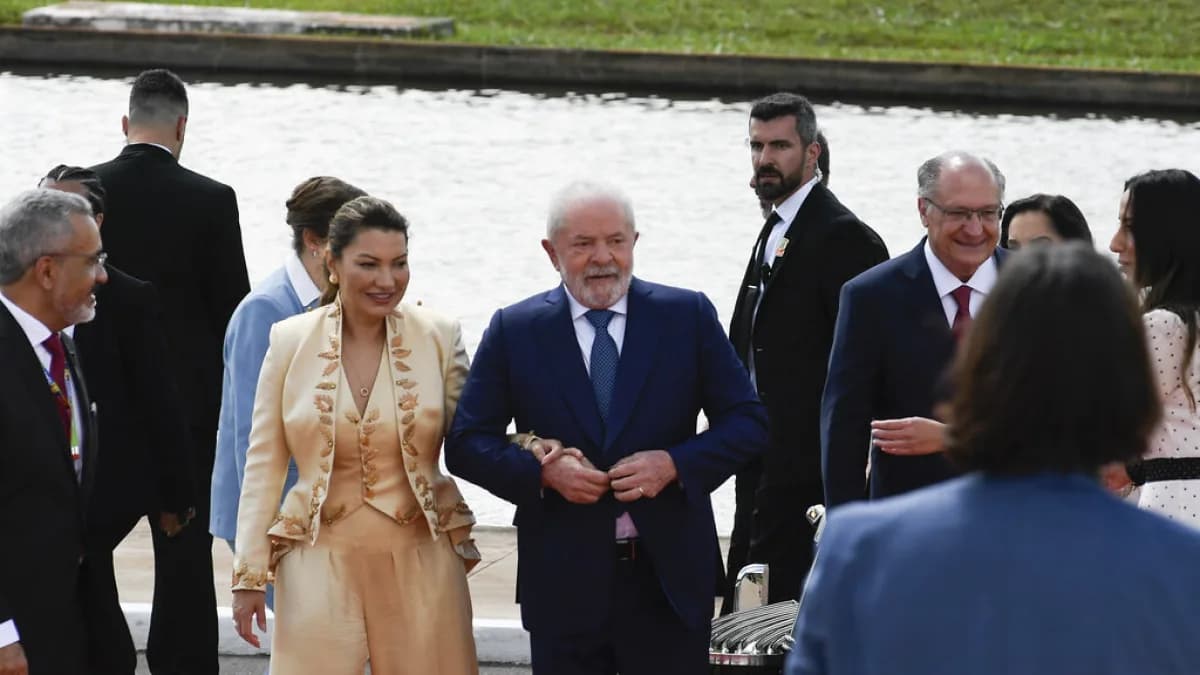 Presidente Luiz Inácio Lula da Silva sorri em evento público ao lado da primeira-dama Janja