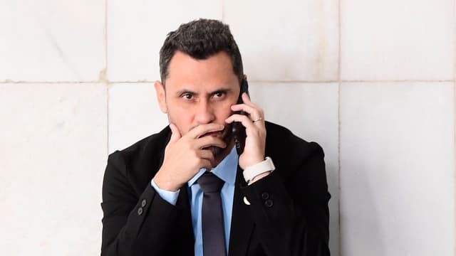 O senador Cleitinho, do Republicanos de Minas Gerais, fala ao telefone em um corredor do Senado, em foto de arquivo de abril de 2025