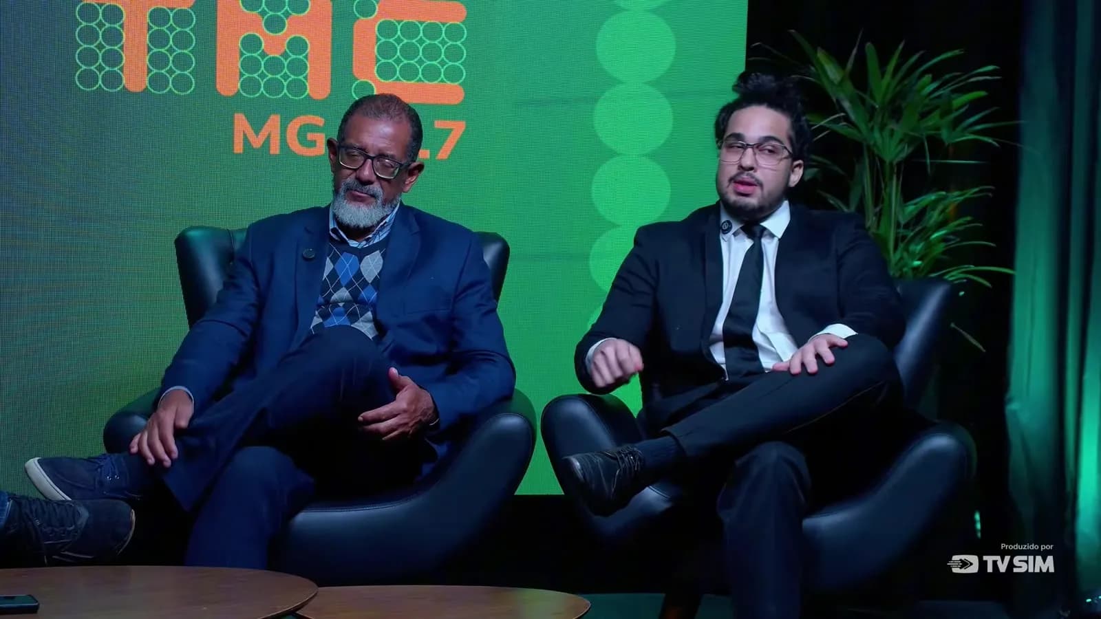 O advogado trabalhista Igor Rodrigues Oliveira gesticula ao lado do superintendente do Trabalho Carlos Calazans durante entrevista sobre terceirização e segurança do trabalho no programa A Cidade É Sua, da TMC