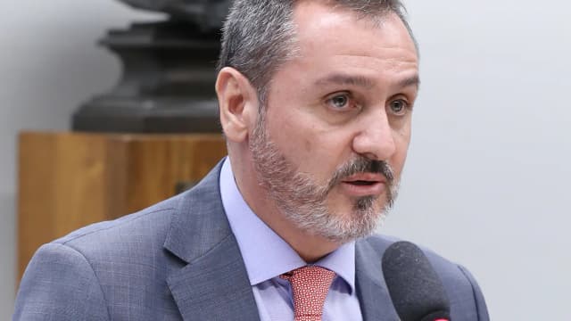 Andrei Rodrigues, diretor-geral da Polícia Federal, fala ao microfone em audiência pública