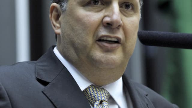 Anthony Garotinho discursa em plenário, de terno escuro, ao microfone