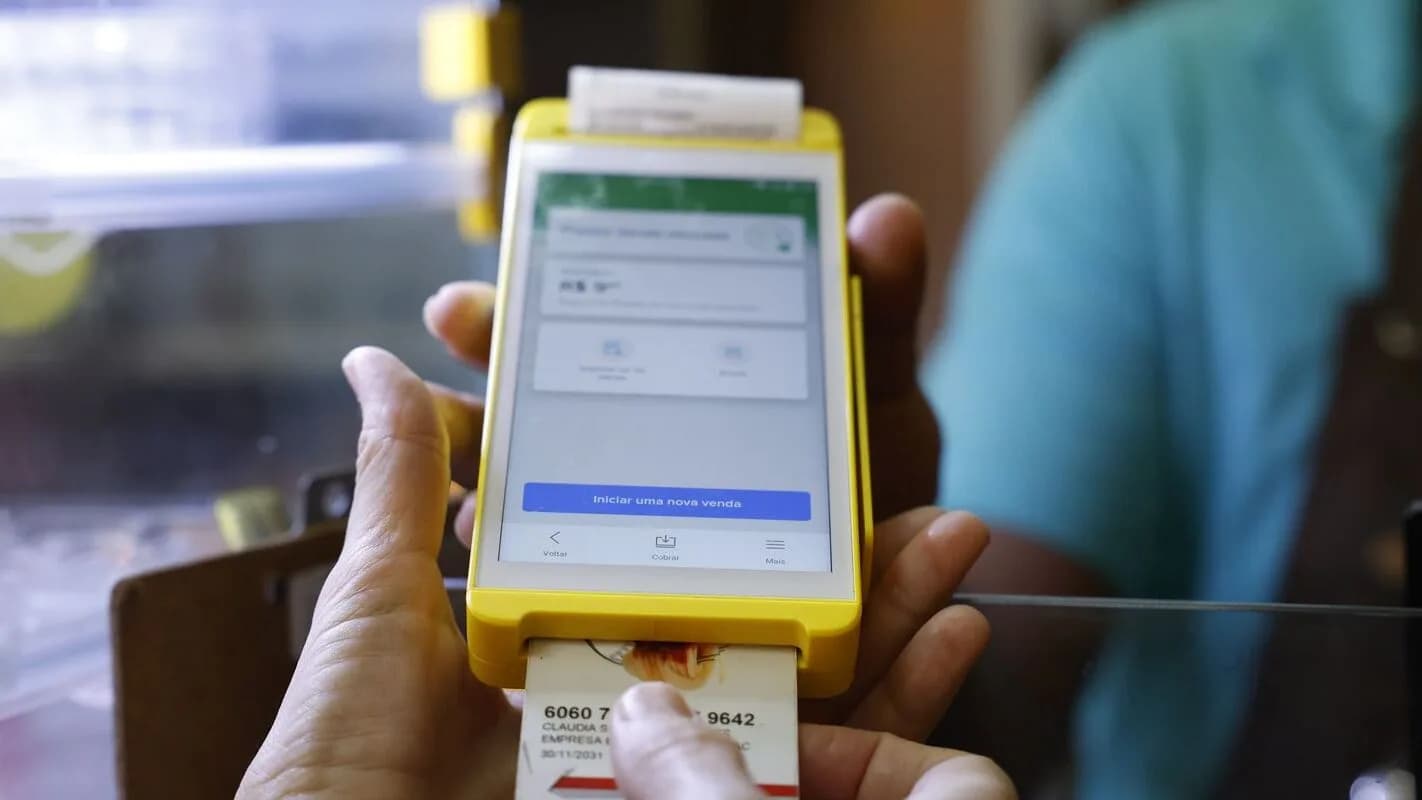 Consumidor confere compra digitalmente em loja de varejo (foto de arquivo)