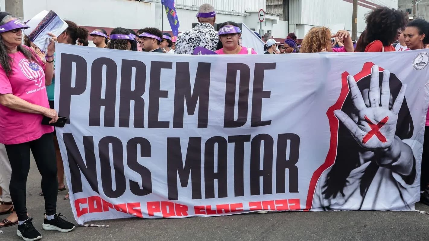 Manifestação com faixa contra o feminicídio