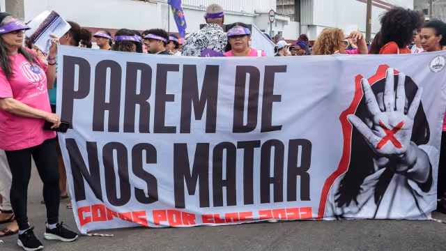 Manifestação com faixa contra o feminicídio
