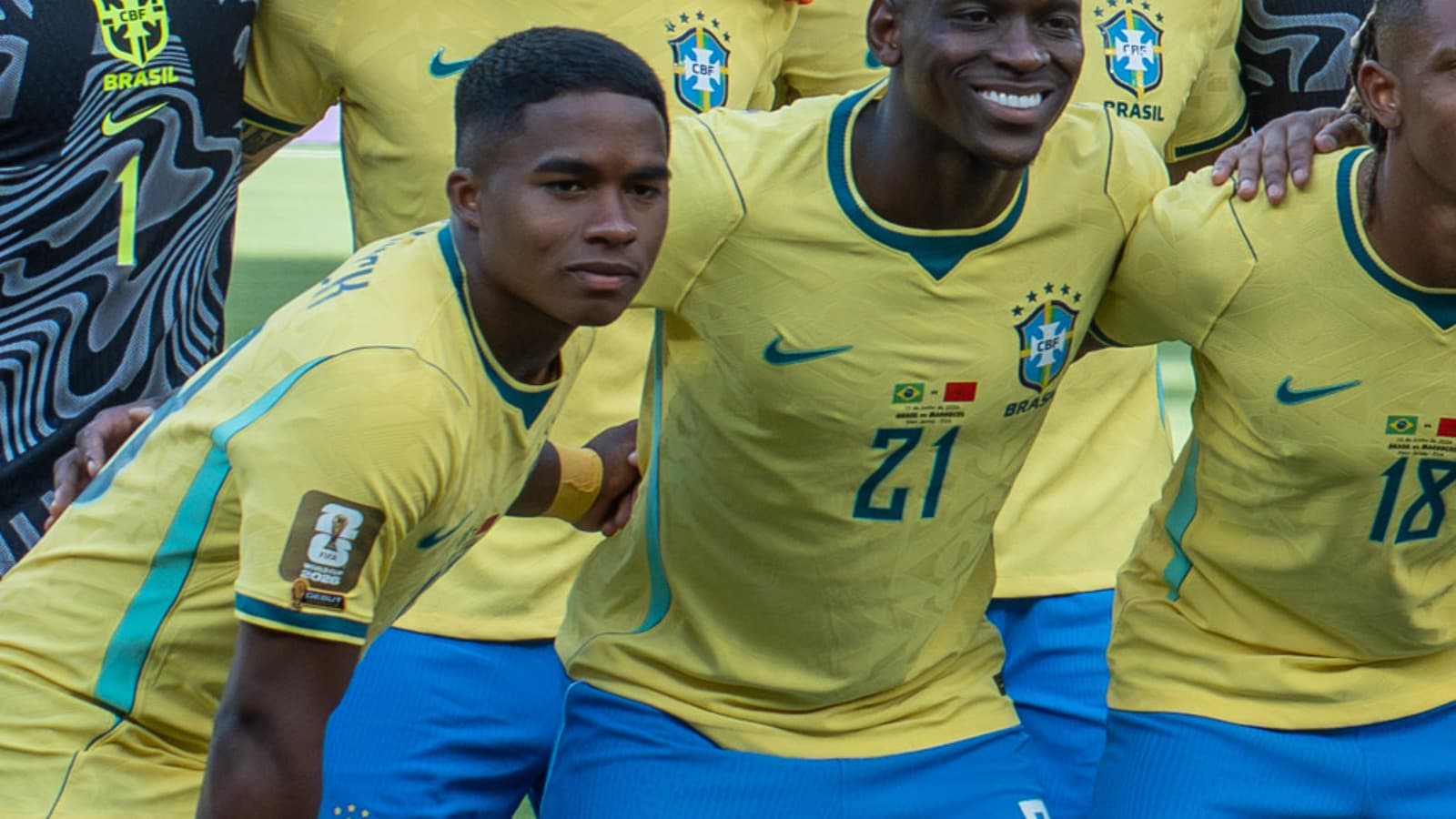 Endrick, de amarelo, ao lado de companheiros da Seleção Brasileira antes de partida da Copa do Mundo de 2026