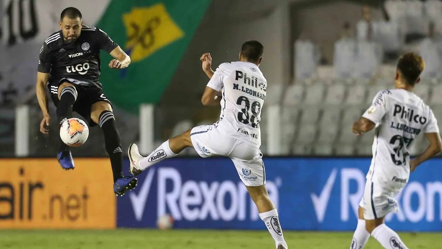 Jogadores do Santos disputam bola em partida pela Libertadores (foto de arquivo)