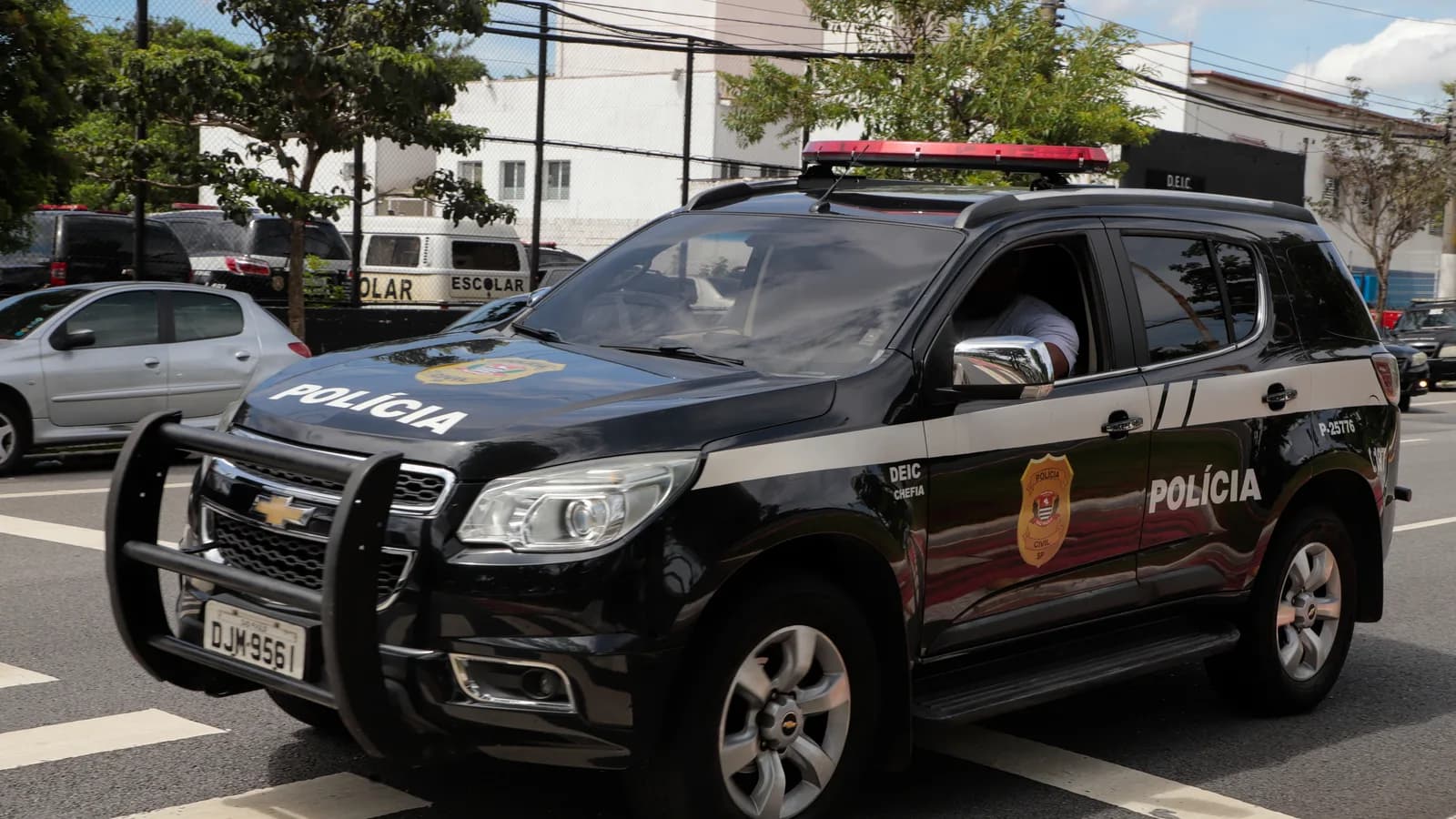 Viatura da Polícia Civil de São Paulo (DEIC) em via pública, com policial ao volante