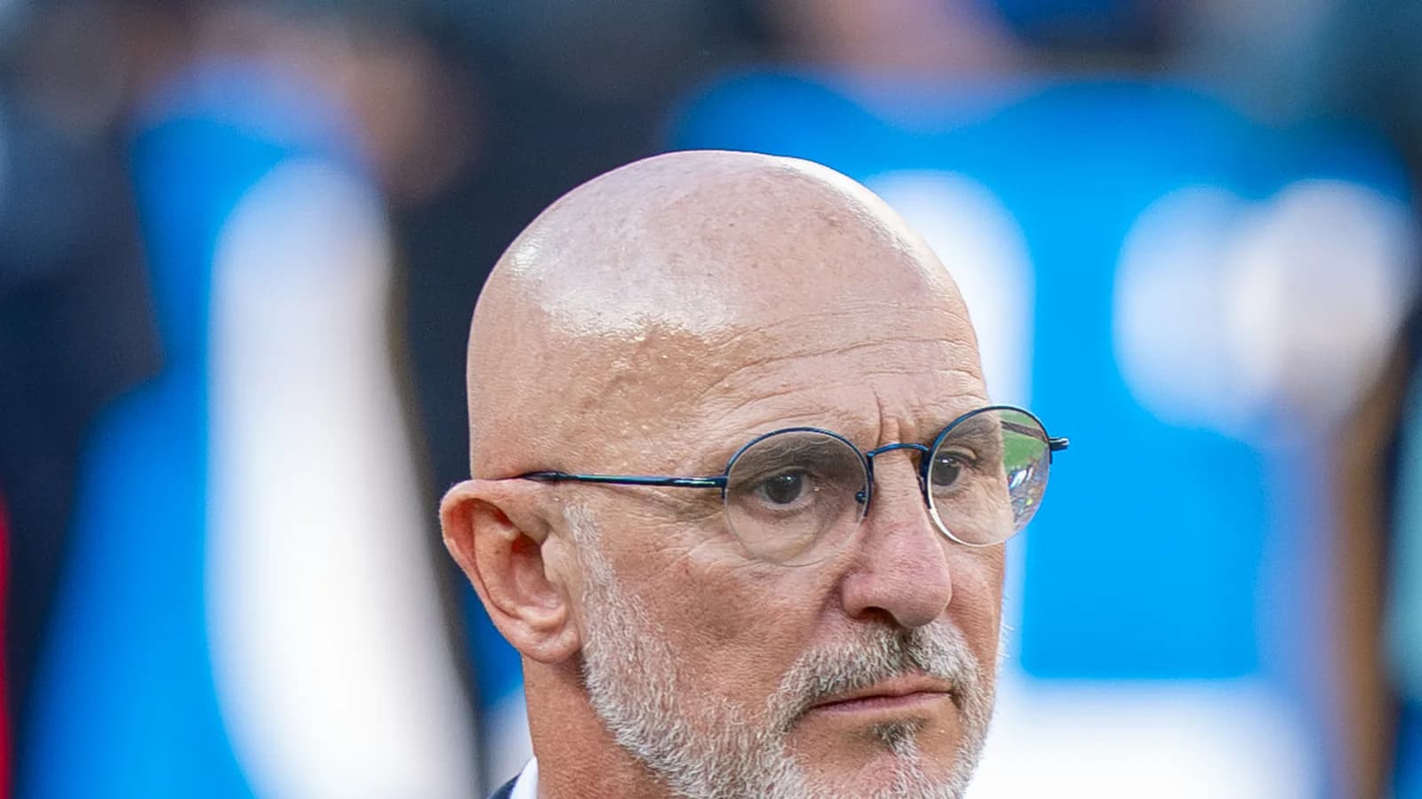 Luis de la Fuente aparece à beira do campo em jogo da Espanha em 2026