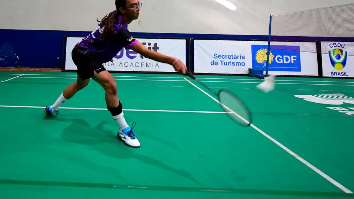 Atleta brasileiro em ação durante partida de badminton