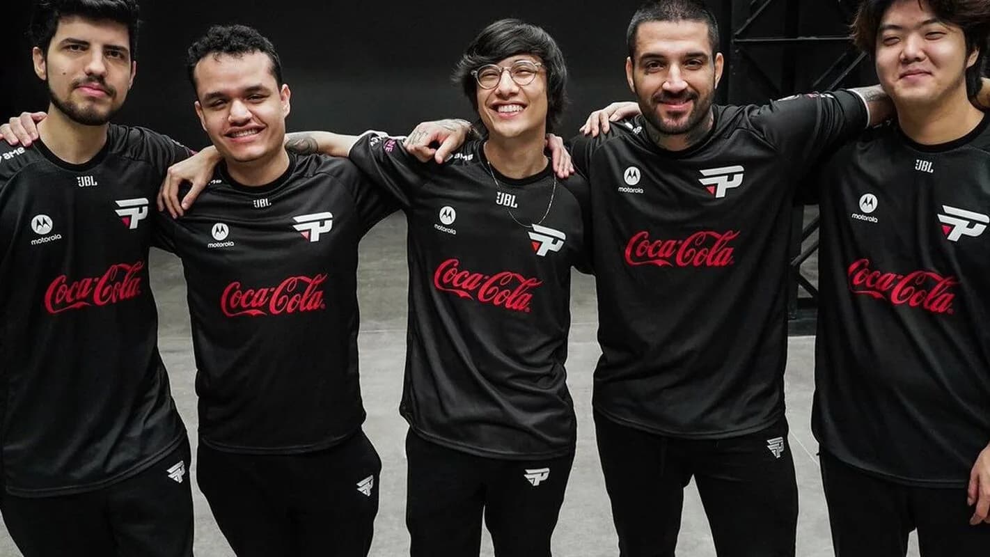 Jogadores profissionais de e-sports brasileiros posam juntos após vitória em campeonato (foto de arquivo)