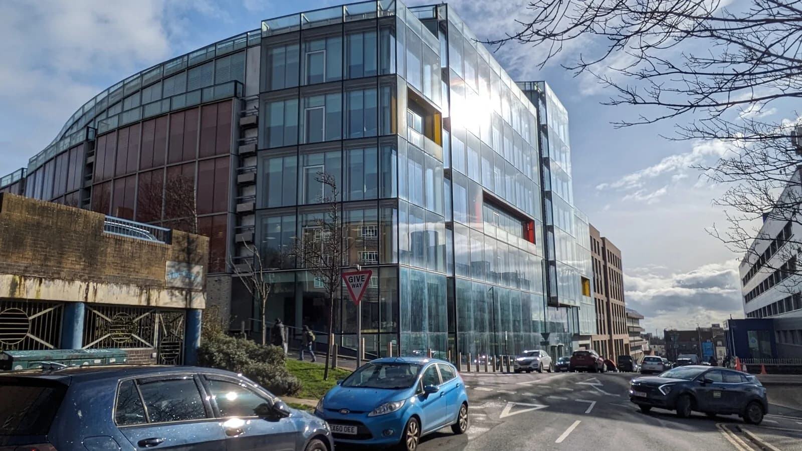 Fachada de prédio corporativo da American Express em Brighton, no Reino Unido