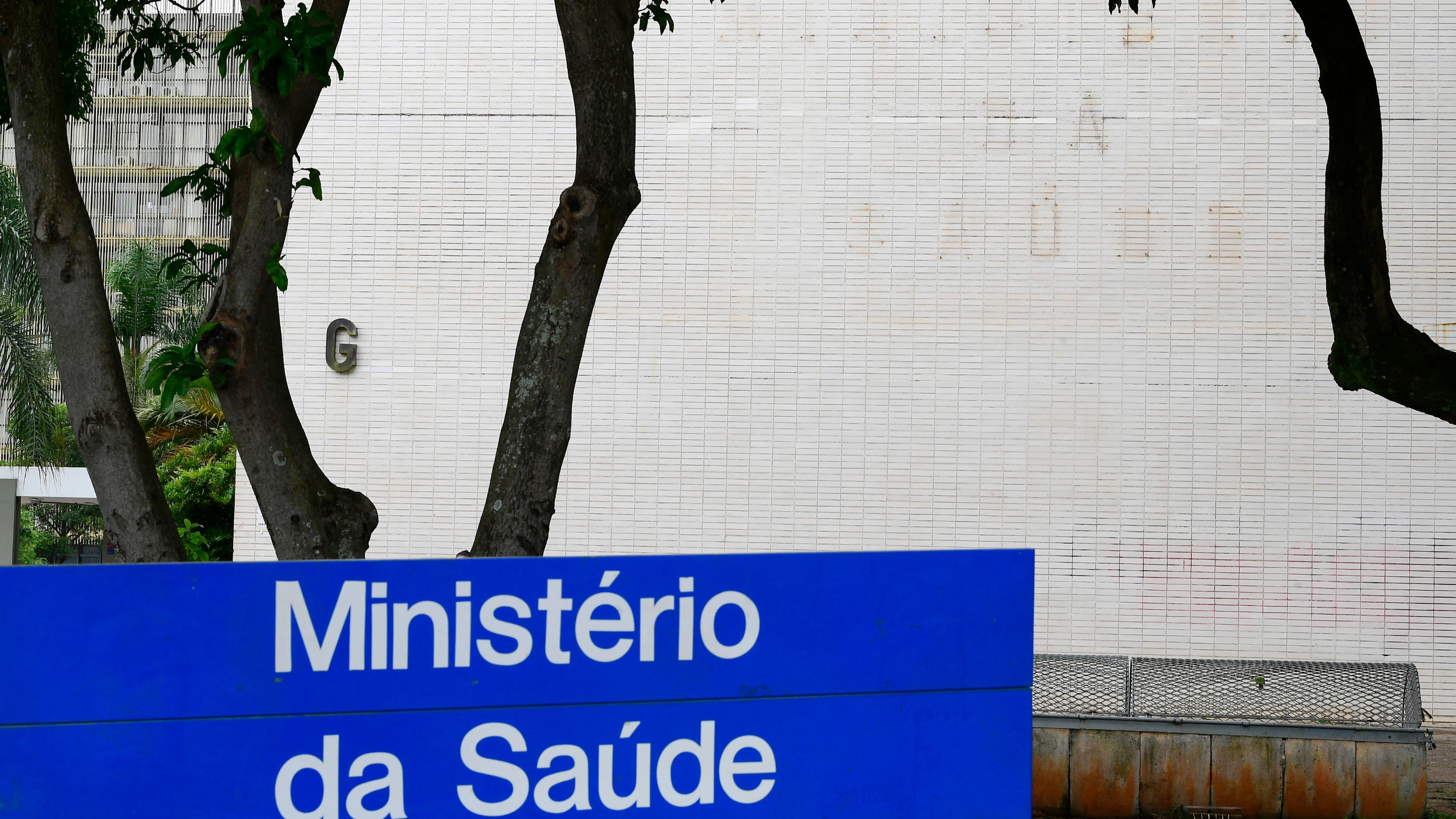 Fachada do Ministério da Saúde em Brasília, com placa do órgão em destaque