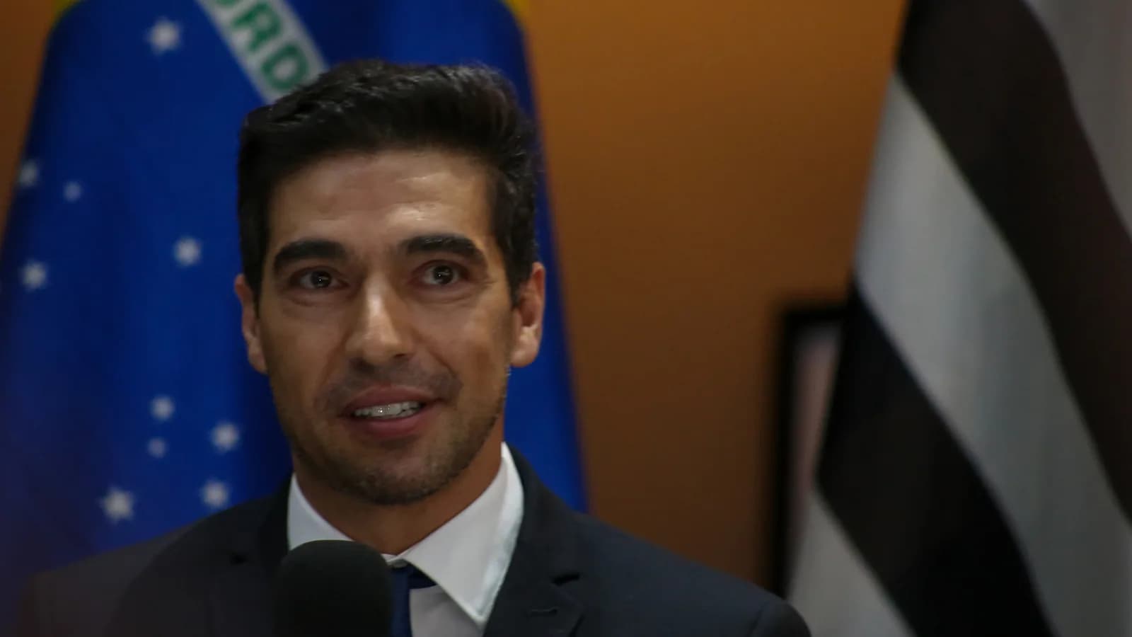 Abel Ferreira, técnico do Palmeiras, falando ao microfone em evento