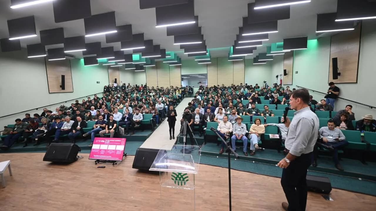 Participantes acompanham apresentação no lançamento da Pesquisa Safra Café, em Varginha, em setembro de 2026.