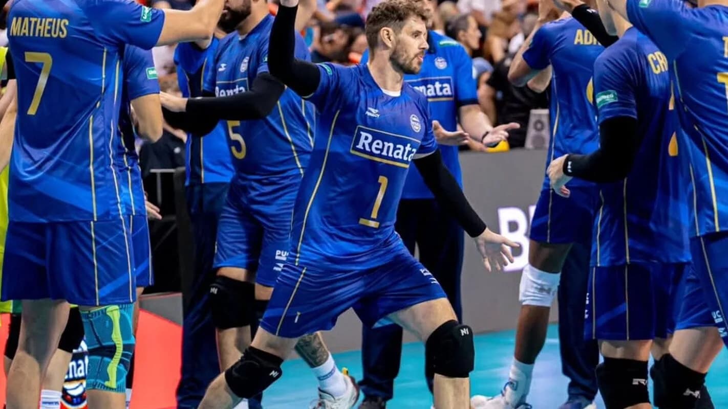 Jogadores do Vôlei Renata Campinas comemoram ponto em quadra