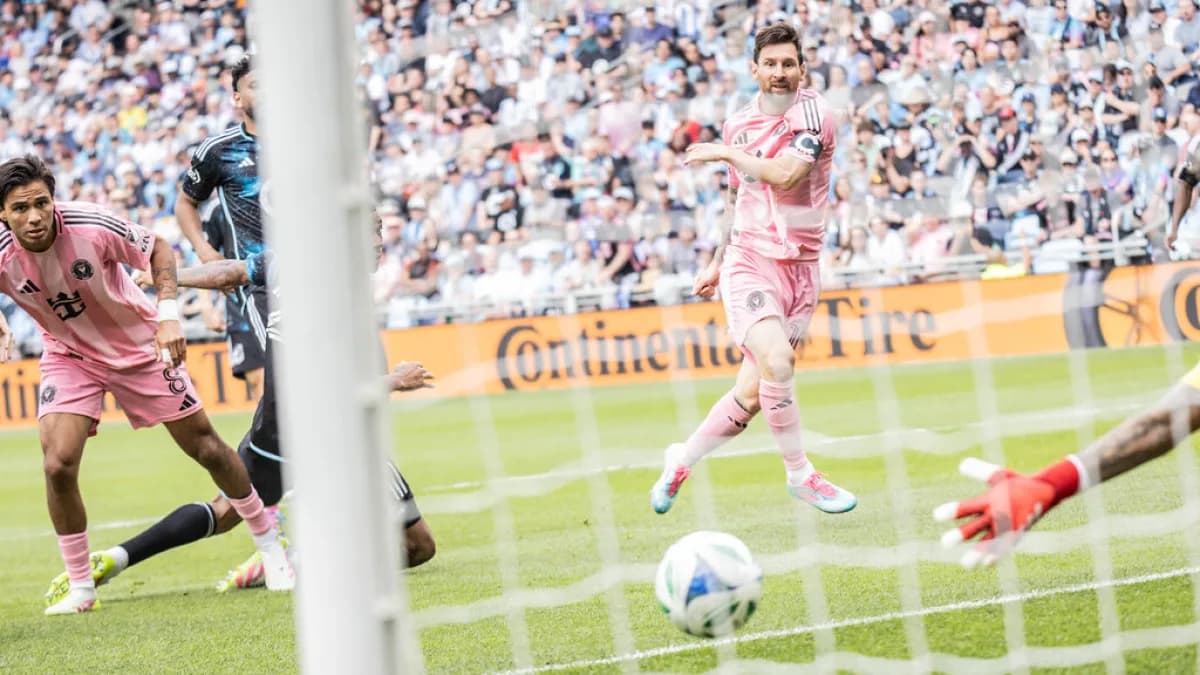 Lionel Messi em lance de finalização com a camisa do Inter Miami