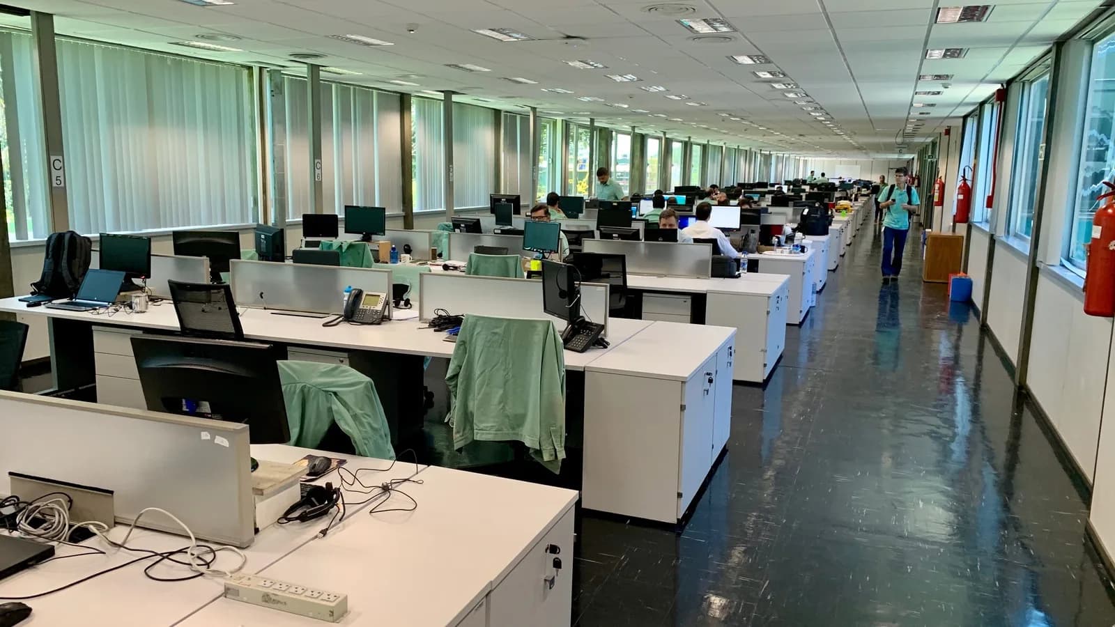Funcionários trabalham no escritório da Vale em Vitória, Espírito Santo (foto de arquivo).