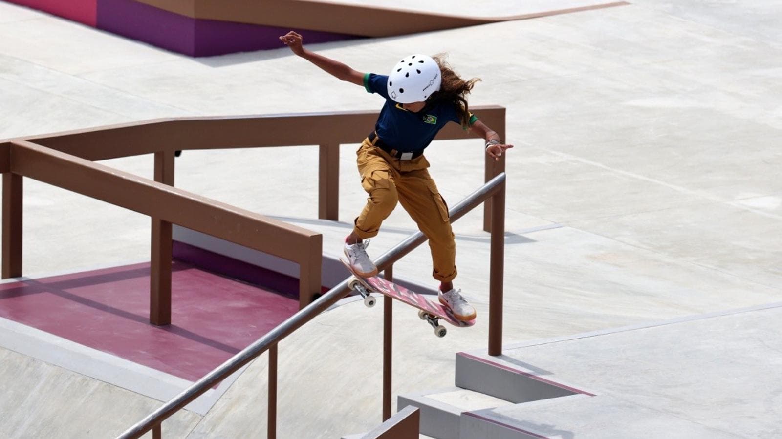 Rayssa Leal durante manobra de skate street nos Jogos Olímpicos de Tóquio (imagem de arquivo, 2021)