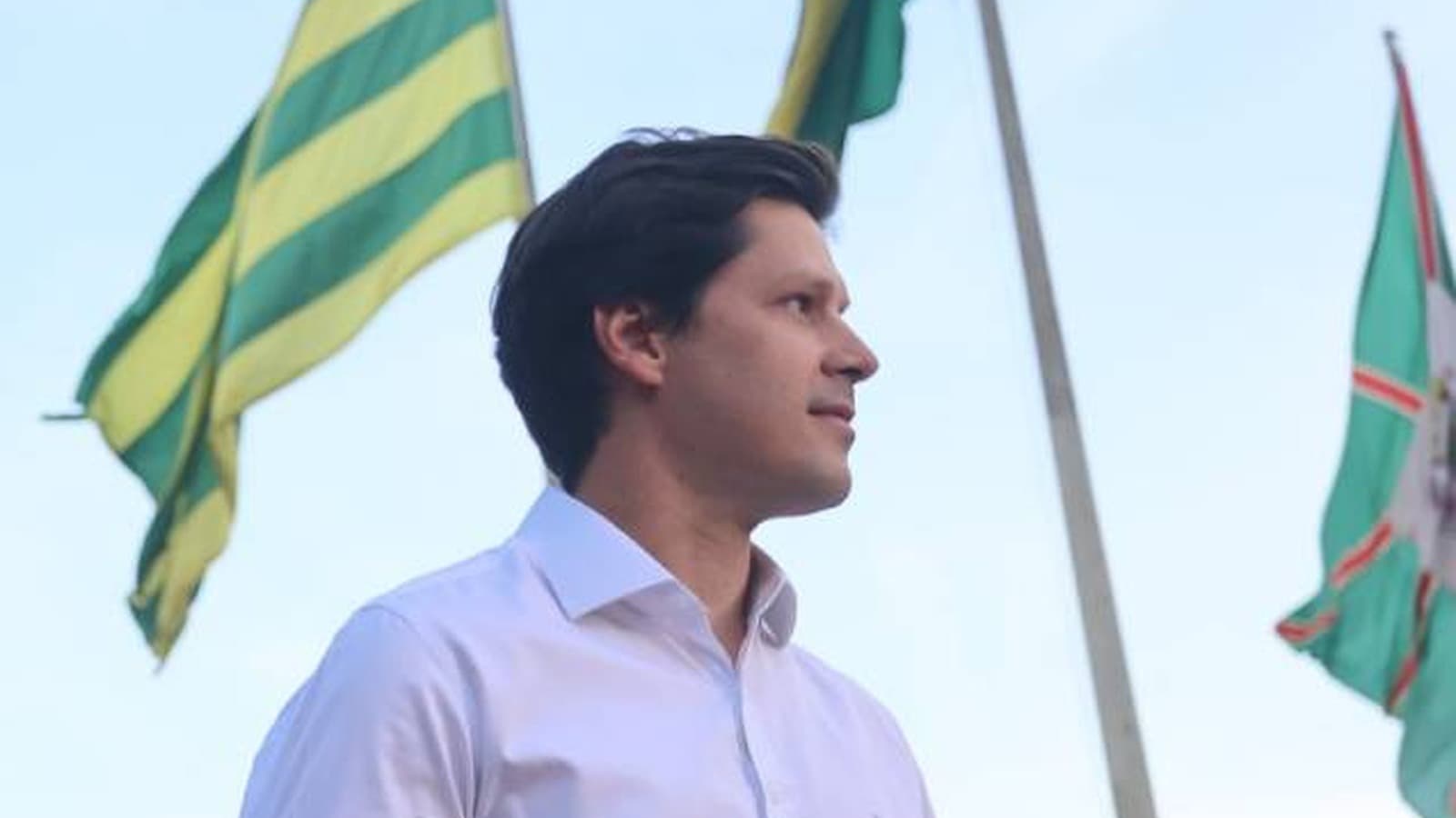 O governador de Goiás, Daniel Vilela, em frente às bandeiras de Goiás e do Brasil