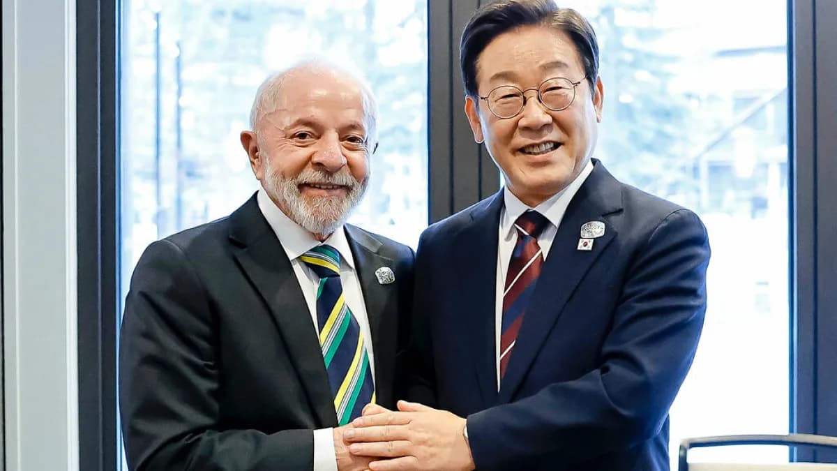 O presidente da Coreia do Sul, Lee Jae-myung, aperta as mãos com o presidente Lula em encontro oficial
