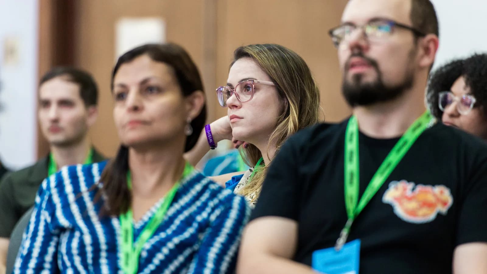 Pessoas assistem a uma palestra sobre governança da internet no Brasil