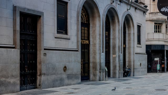 Fachada histórica do prédio da Bovespa (B3), a bolsa de valores de São Paulo, com o letreiro Bovespa na entrada