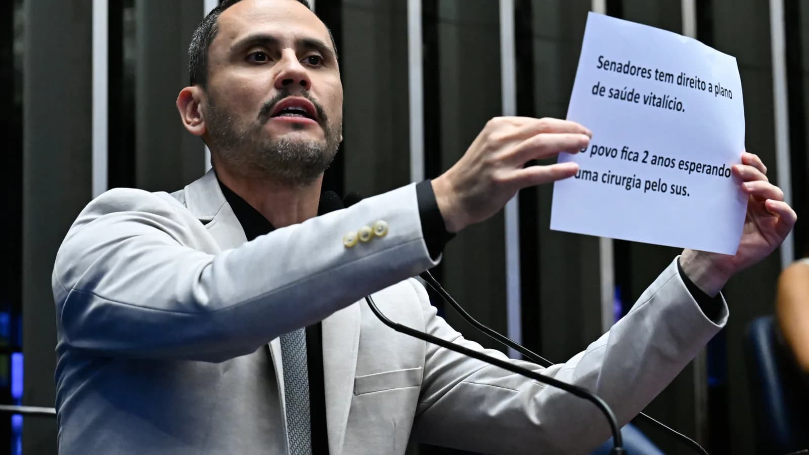 Senador Cleitinho discursa na tribuna do plenário do Senado, segurando cartaz sobre saúde pública