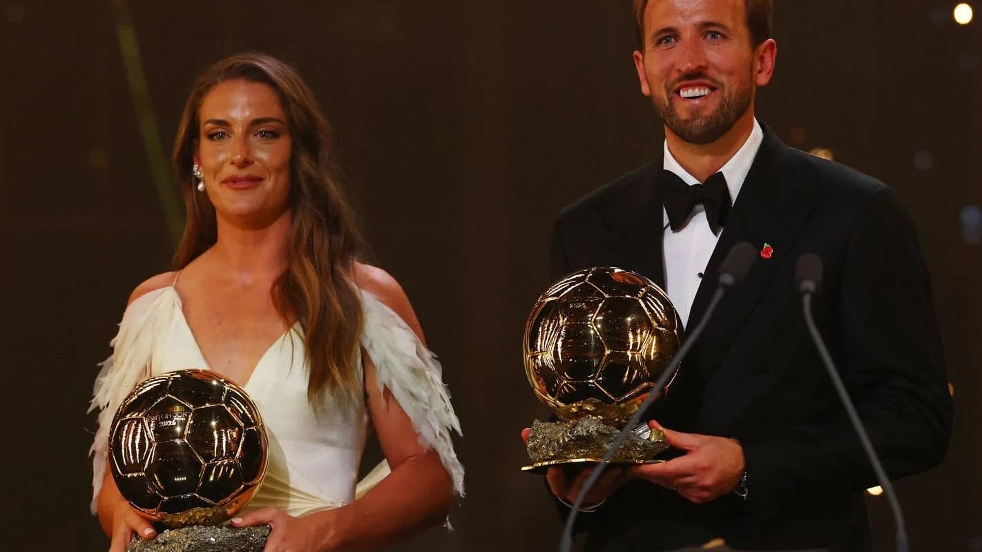 Alexia Putellas e Harry Kane posam com os troféus do Bola de Ouro 2026