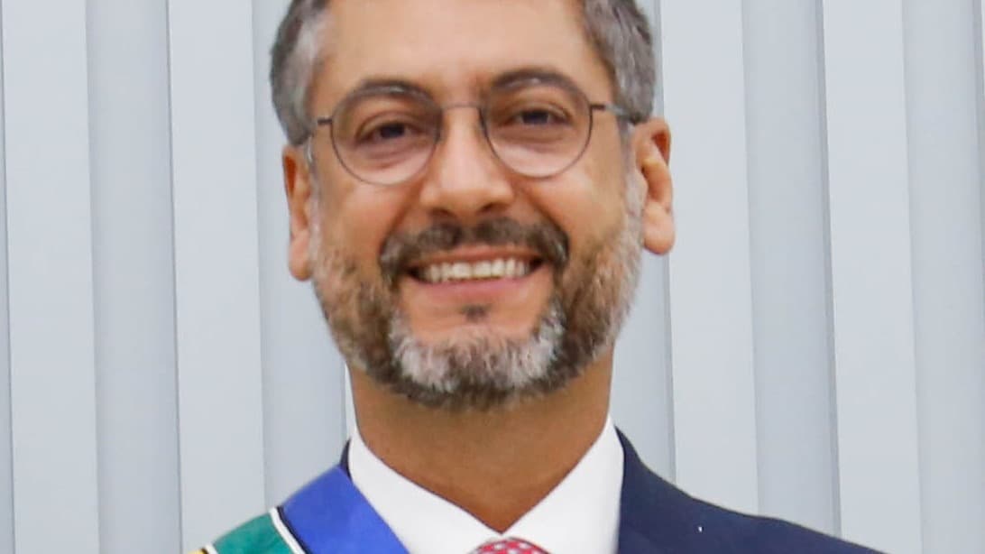 Retrato oficial do governador do Amapá, Clécio Luís, sorrindo e usando a faixa de governador