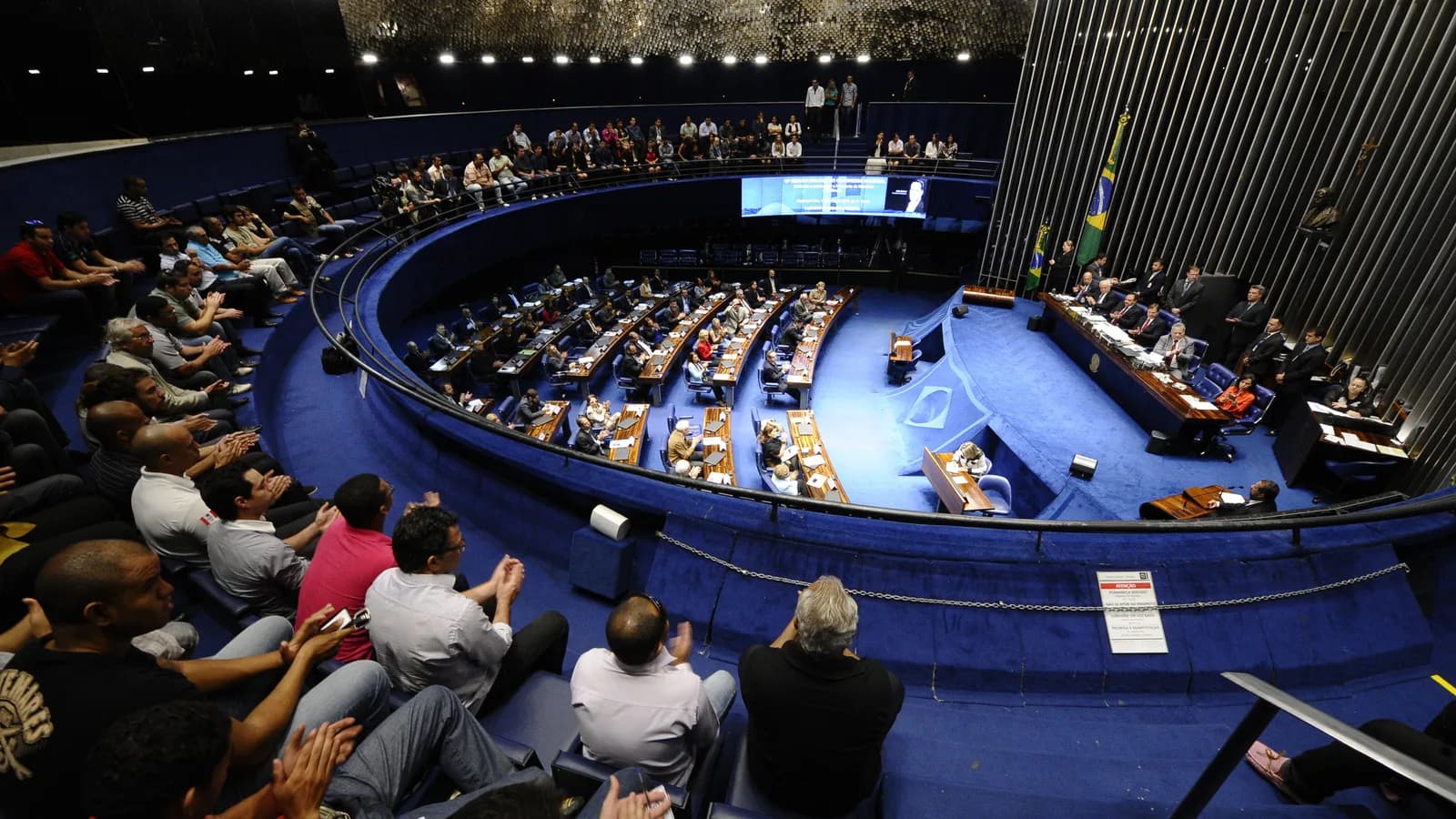 Plenário do Congresso Nacional durante sessão, com parlamentares e público presentes