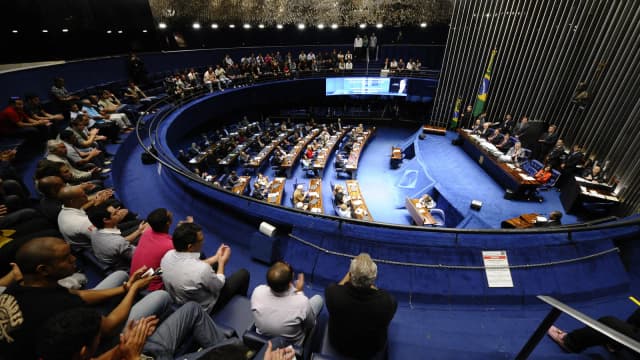 Plenário do Congresso Nacional durante sessão, com parlamentares e público presentes