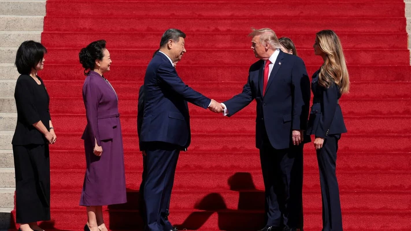 Donald Trump e Xi Jinping se cumprimentam em cerimônia oficial em Washington