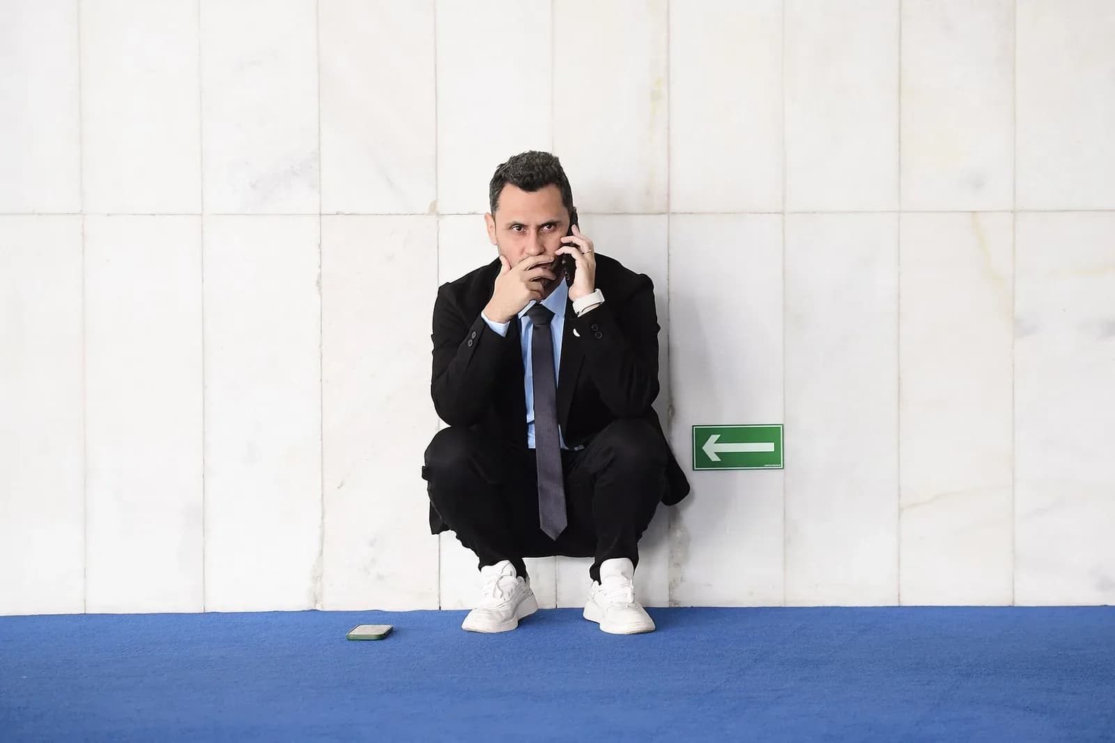 O senador Cleitinho Azevedo (Republicanos-MG) ao telefone em um corredor do Senado Federal
