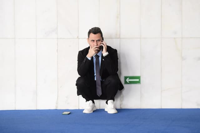 O senador Cleitinho Azevedo (Republicanos-MG) ao telefone em um corredor do Senado Federal