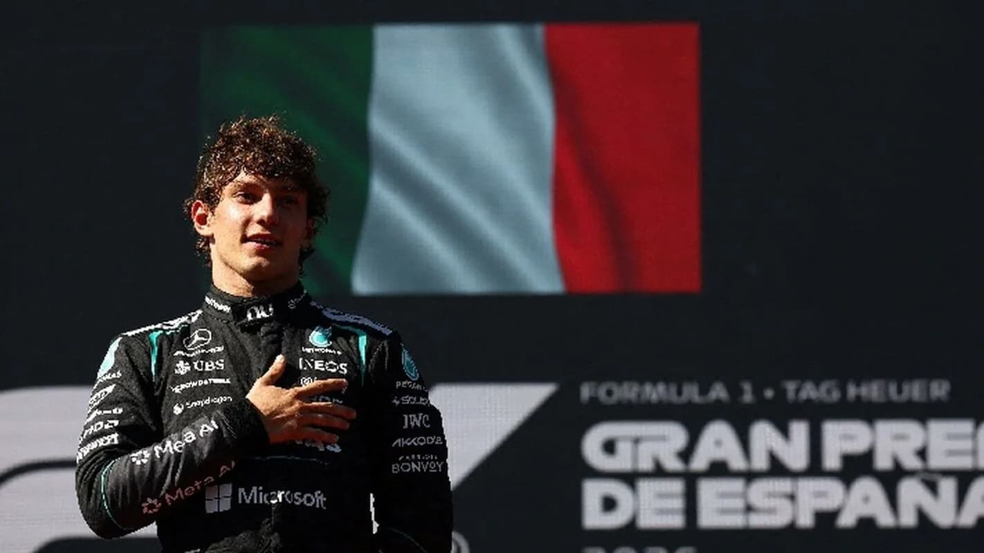 Kimi Antonelli, piloto da Mercedes, em frente à bandeira da Itália após vitória na F1