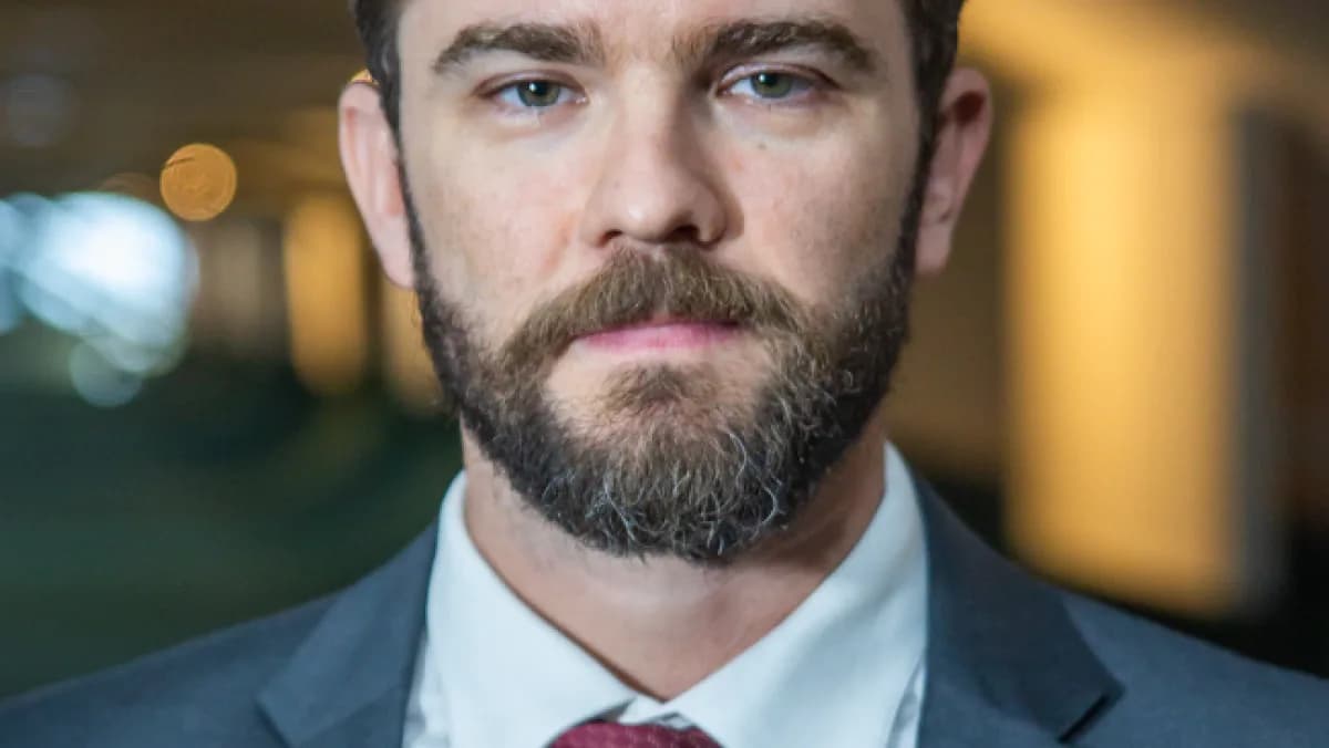Ministro Dario Durigan em retrato oficial, terno cinza e gravata vinho