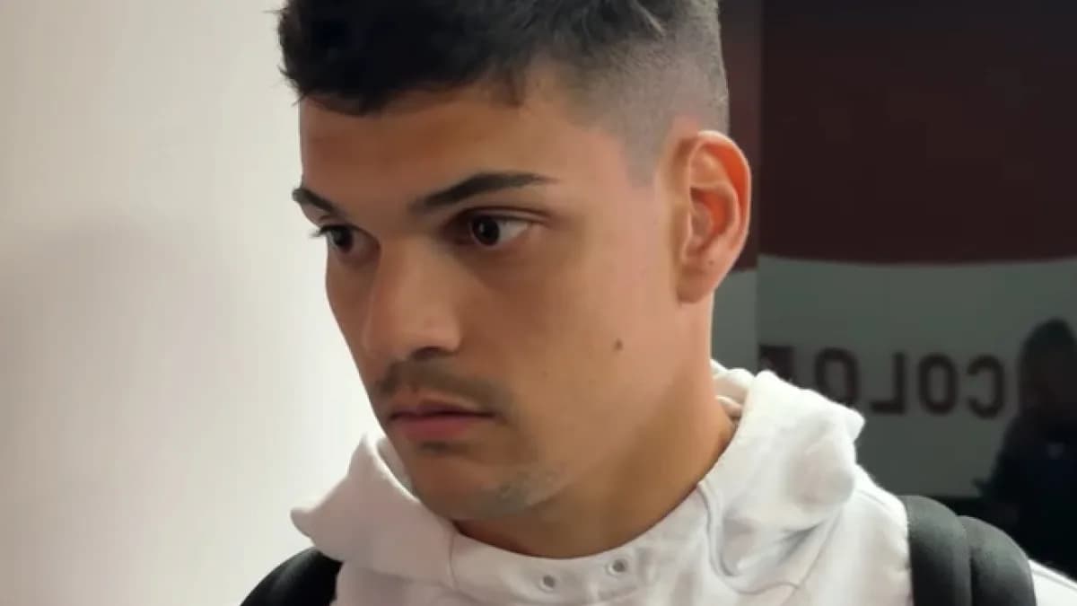 Gabriel Brazão concede entrevista com uniforme claro em imagem de arquivo pelo Santos