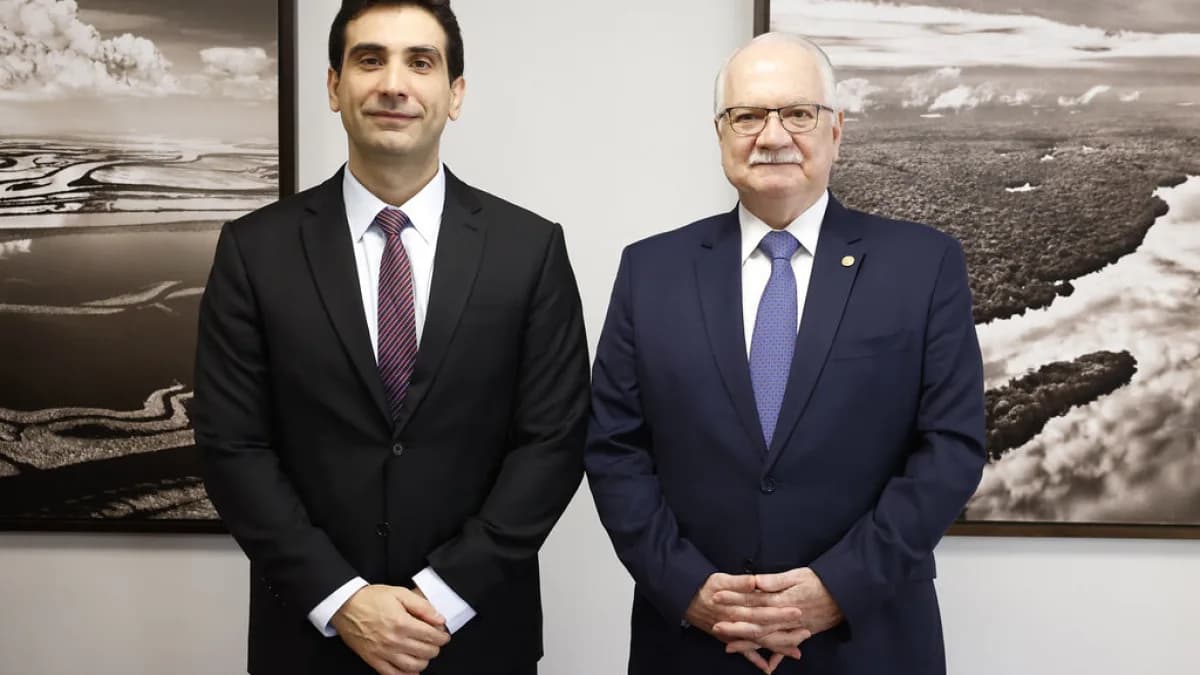 O presidente do Banco Central, Gabriel Galípolo, ao lado de autoridade em cerimônia de assinatura no STF