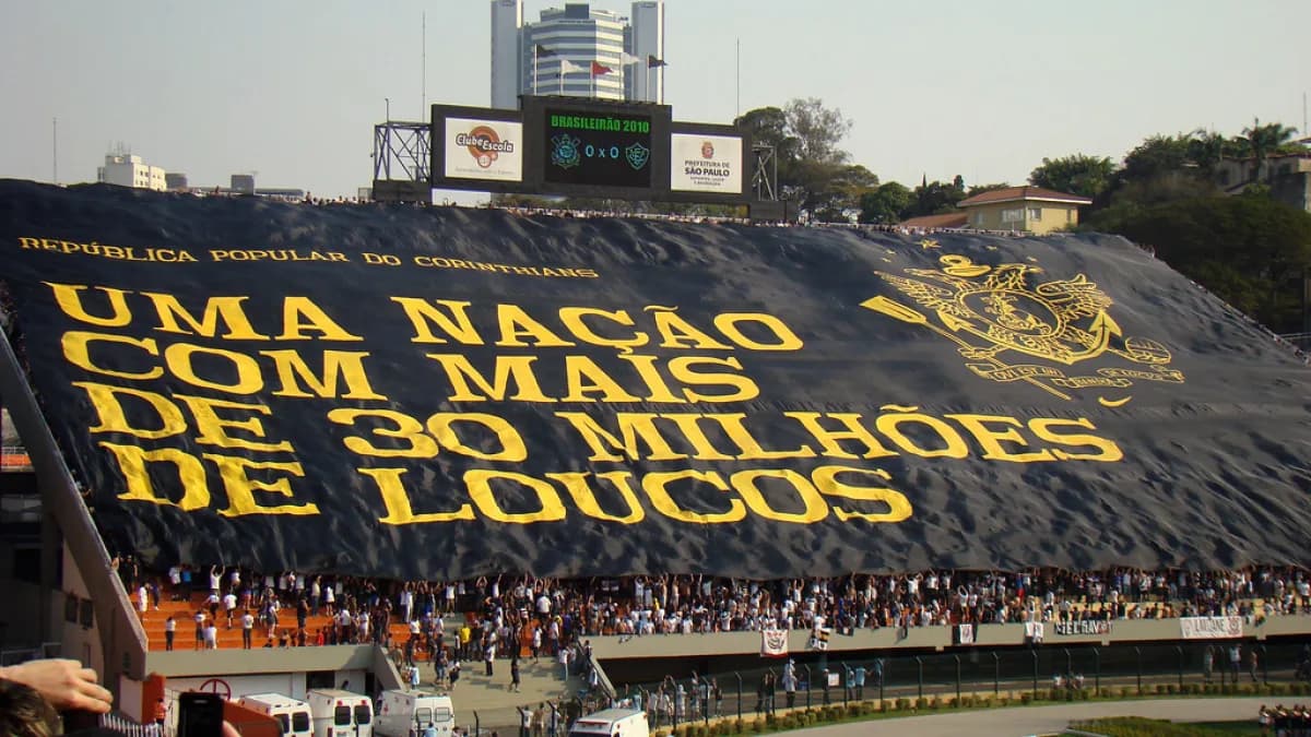 Torcida do Corinthians exibe faixa gigante nas arquibancadas em comemoração aos 100 anos do clube