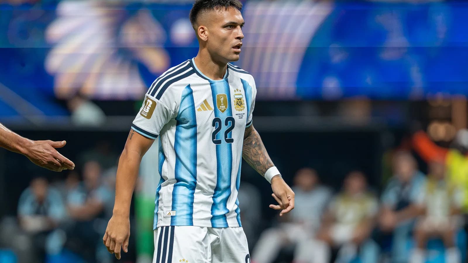Lautaro Martínez, camisa 22 da Argentina, caminha em campo durante partida da seleção argentina